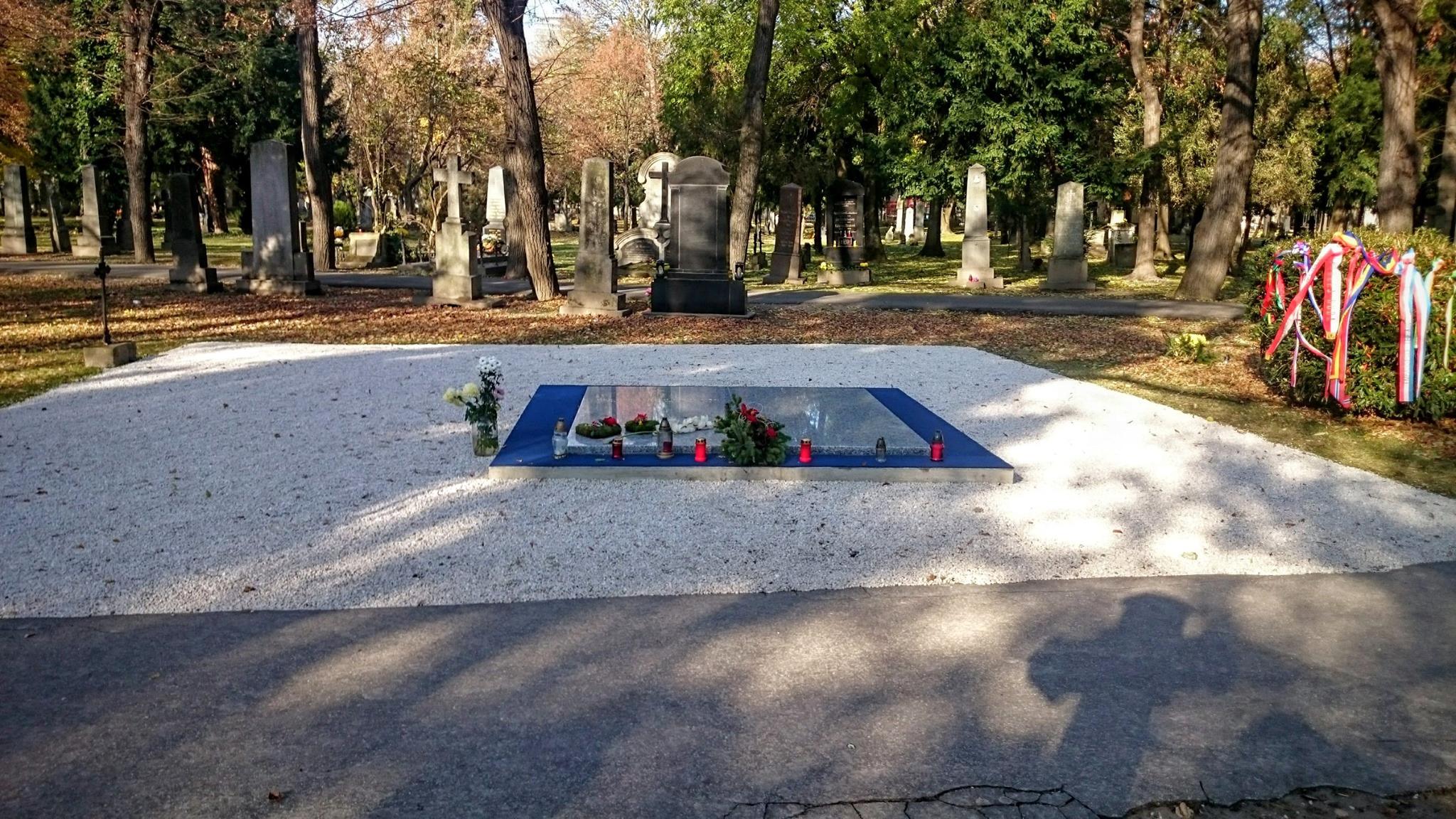 Premiér pri príležitosti 30. výročia vzniku SR položil kyticu k hrobu Michala Kováča