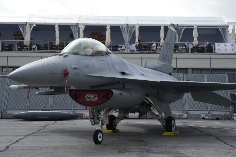 Pentagón: Výcvik ukrajinských pilotov na stíhačky F-16 sa začne v októbri