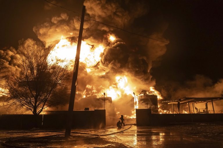 požiar po ruskom útoku na obytnú štvrť v Charkove na Ukrajine