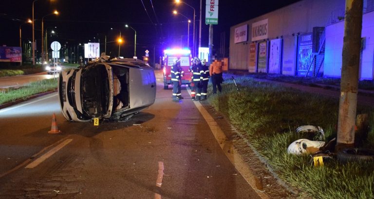 Muž sa zranil pri náraze vozidla do stĺpa v Prešove