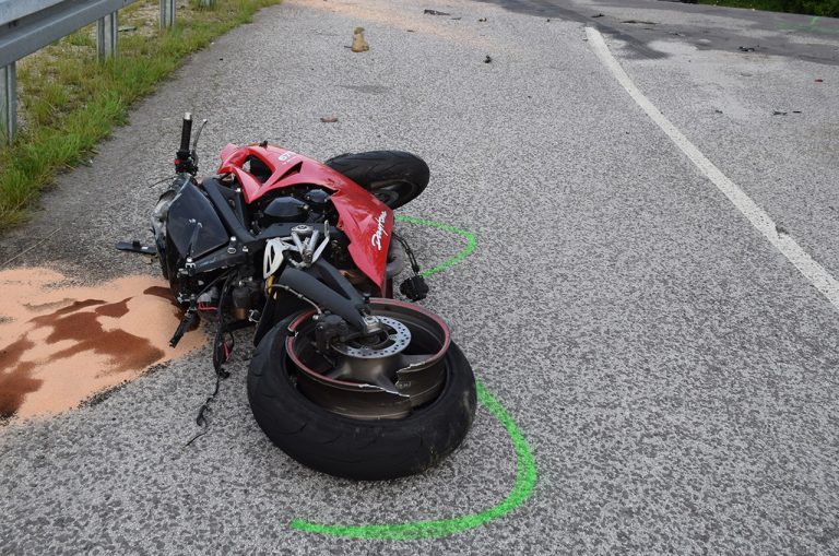 Náraz do autobusu pri Brezolupoch neprežil 52-ročný motorkár