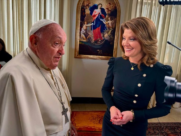 Na snímke pápež František a moderátorka CBS Norah O'Donnellová