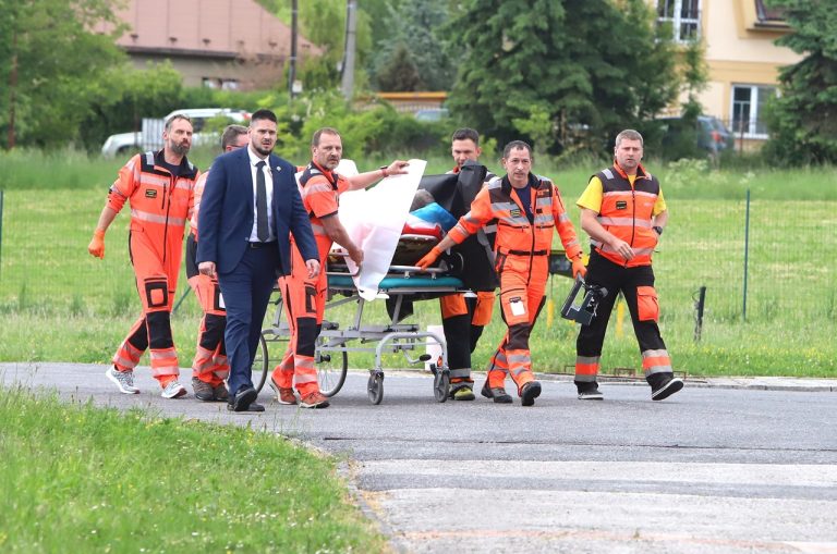 Premiéra Roberta Fica po streľbe previezli do nemocnice v Banskej Bystrici