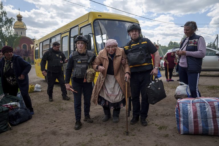 Evakuácia obyvateľov v meste Vovčansk