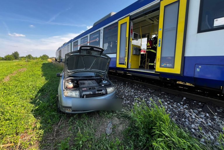 Na trati pri Vrakunskej ceste sa zrazil vlak s osobným autom