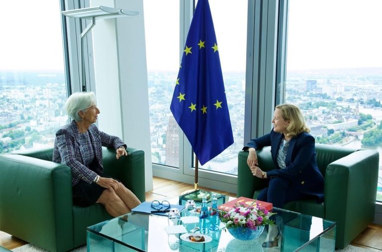 Na snímke prezidentka ECB Christine Lagardová(vľavo) a prezidentka EIB María Calviñová