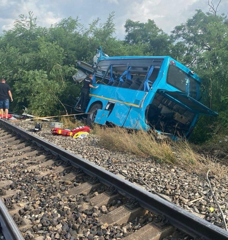 Počet obetí zrážky vlaku s autobusom pri Nových Zámkoch stúpol na sedem