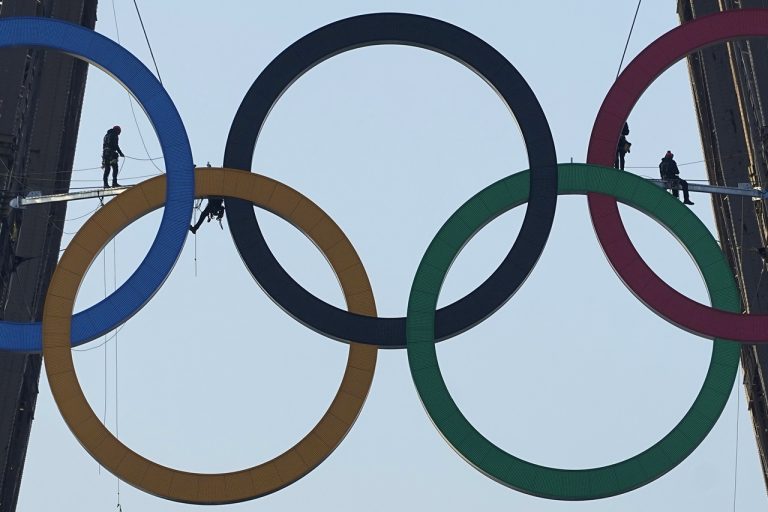 OH2024 Paríž Eiffelova veža olympijské kruhyv