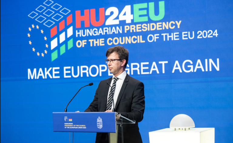 Na snímke maďarský minister pre záležitosti EÚ János Bóka na tlačovej konferencii, na ktorej predstavil predsedníctvo krajiny v Rade EÚ