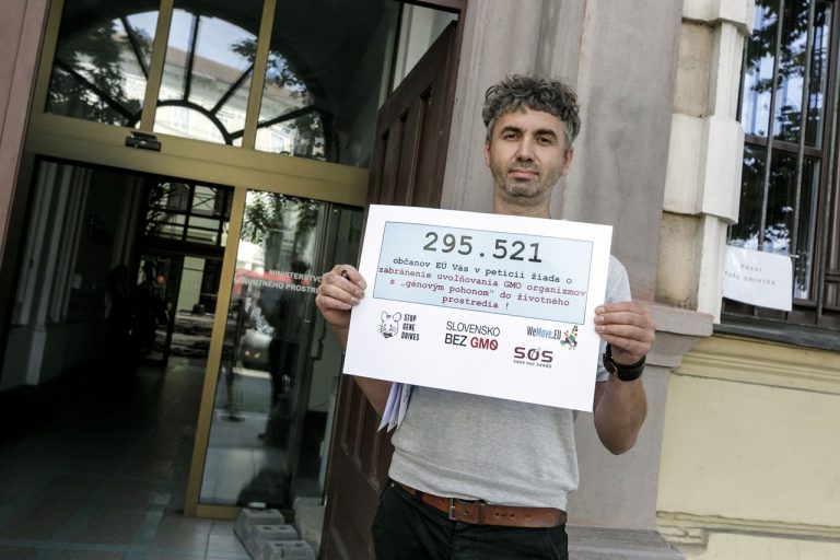 Občianska iniciatíva Slovensko bez GMO odovzdá petíciu Ministerstvu životného prostredia SR Peter Sudovský