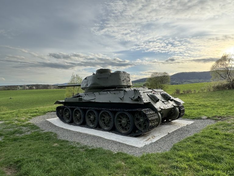 sovietsky tank T-34 v obci Kružlová