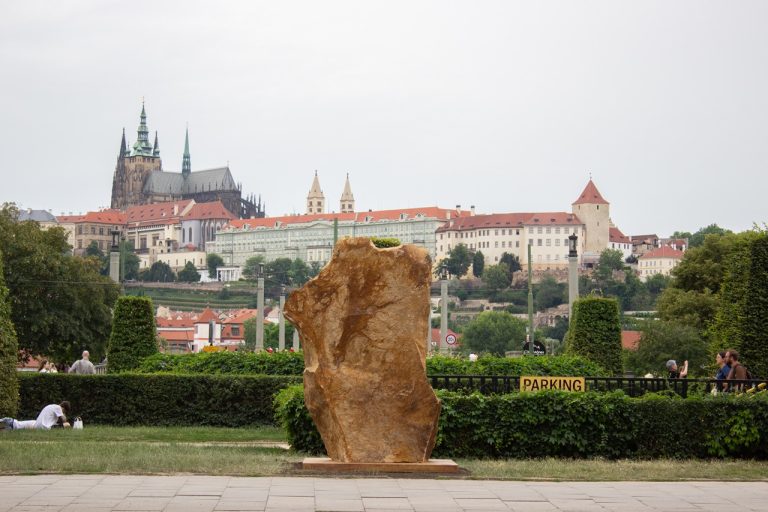 Dočasný pamätník na obete streľby pred Filozofickouj fakultou UK v Prahe