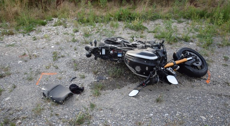 Polícia: Po zrážke auta s motocyklom odtrhlo na automobile koleso