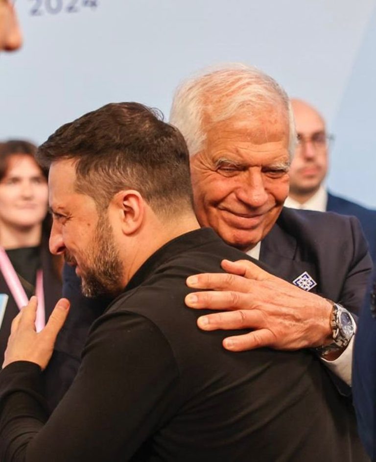 Na snímke ukrajinský prezident Volodymyr Zelenskyj v objatí so šéfom diplomacie EÚ Josephom Borrellom