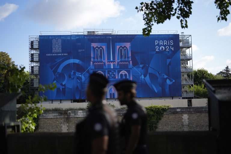 Prípravy na letné olympijské hry v Paríži Seina otvárací ceremoniál