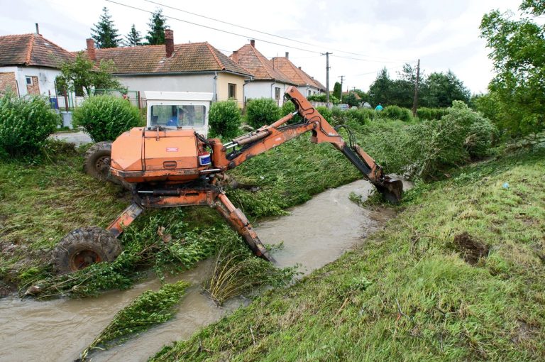 obec Ladice potok čistenie