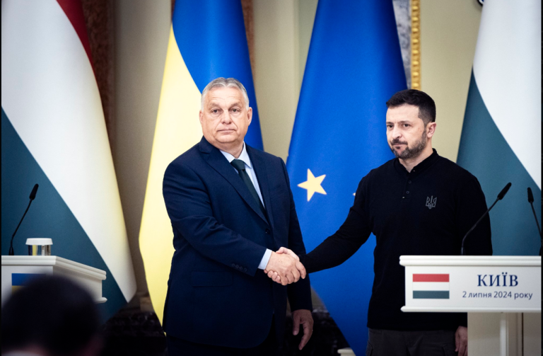 Na snímke maďarský premiér Viktor Orbán(vľavo) a ukrajinský prezident Volodymyr Zelenskyj