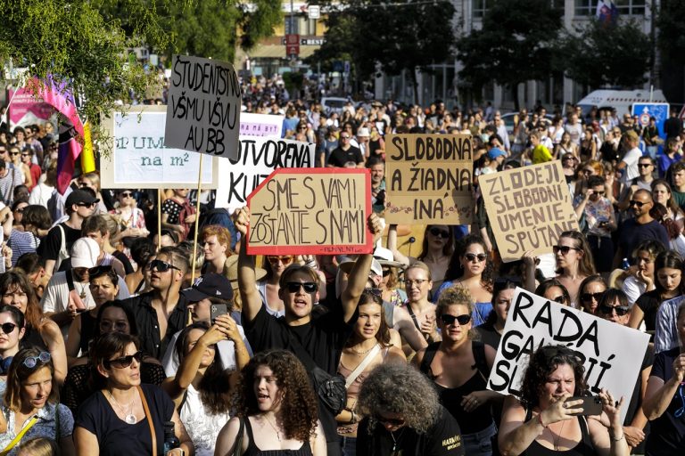 Protestné zhromaždenie kultúrnej obce a verejnosti pred Ministerstvom kultúry v Bratislave