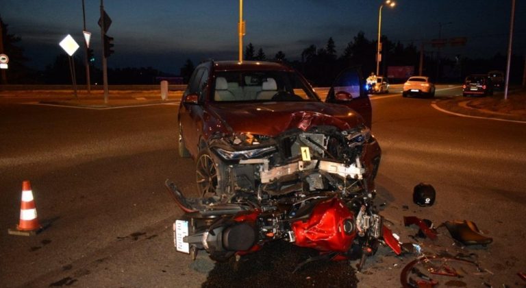 Motocyklista utrpel po zrážke s autom v Košiciach ťažké zranenia