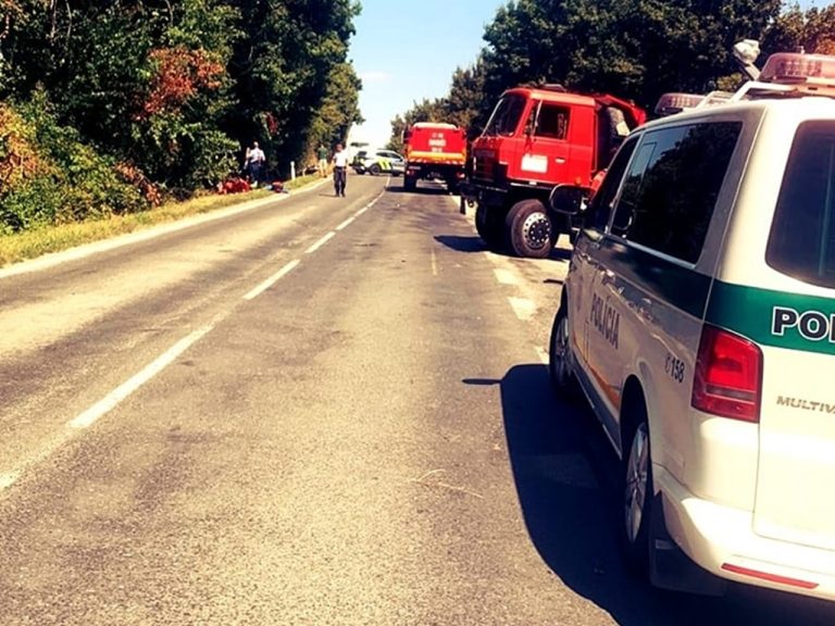 Polícia vyšetruje okolnosti nehody nákladného auta s motorkárom pri obci Dubová