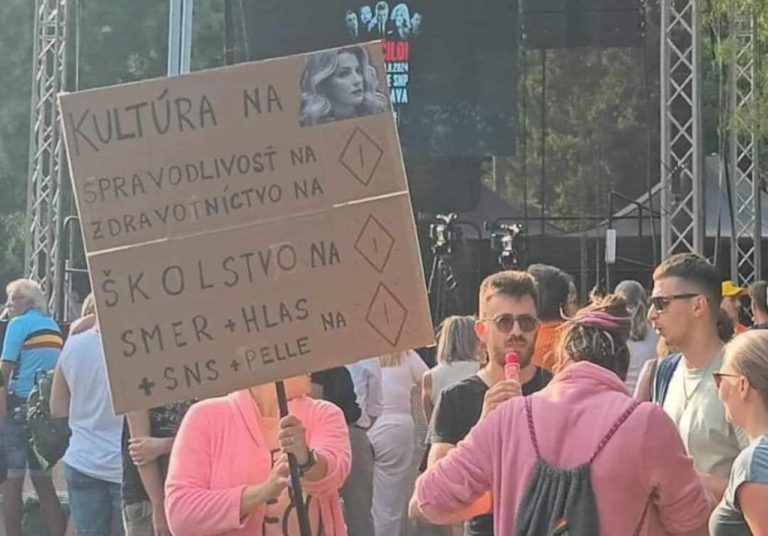 Na snímke transparent z politického protestu organizovaného opozíciou proti rezortu kultúry