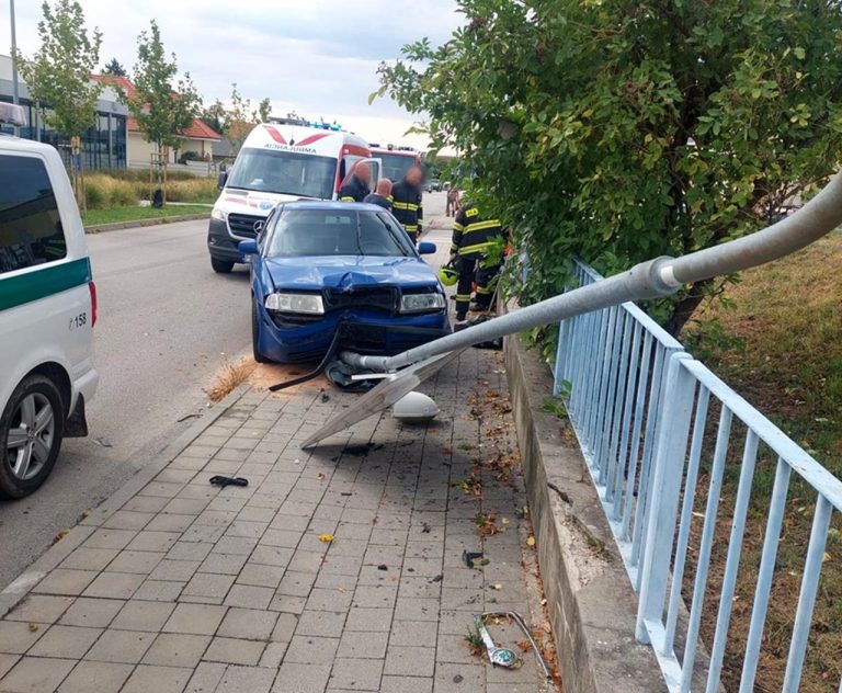 Polícia vyšetruje nehodu na Vajanského ulici v Modre, pri ktorej zomrel vodič