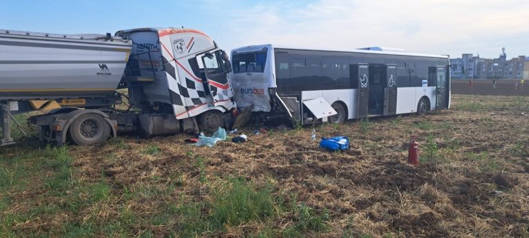 Pri Turni nad Bodvou je po nehode kamióna a autobusu sedem zranených