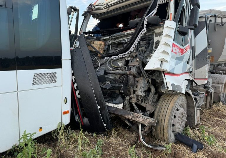 Pri Turni nad Bodvou je po nehode kamióna a autobusu sedem zranených