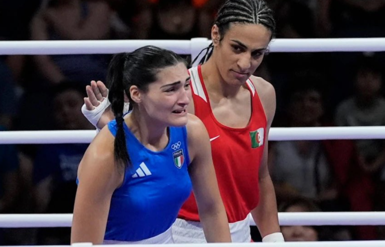 Na snímke boxerky Talianka Angela Cariniová a Alžírčanka Imane Khelifová