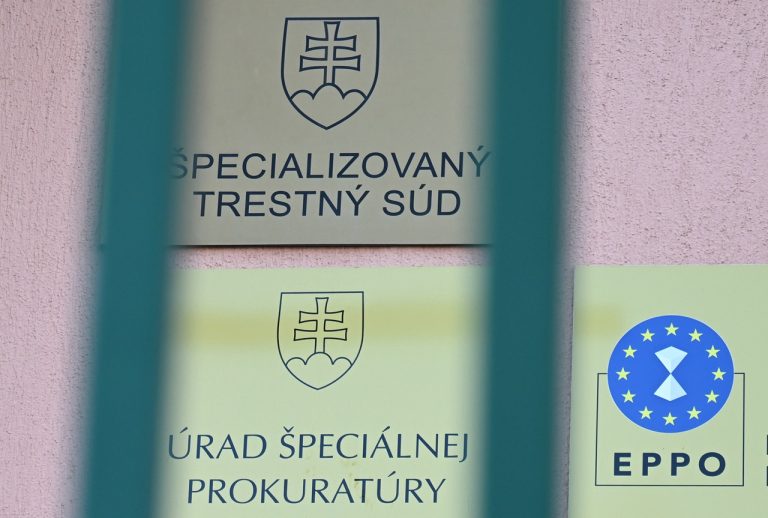 Tlačová konferencia Úradu špeciálnej prokuratúry v súvislosti s rušením úradu pred budovou ÚŠP v Pezinku