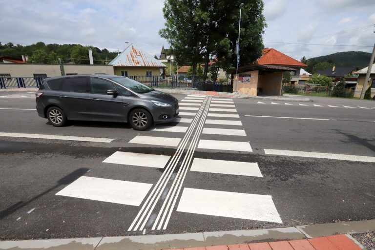 Sprejazdnený úsek cesty v Čeríne pri Banskej Bystrici po jej rekonštrukcii priechod pre chodcov