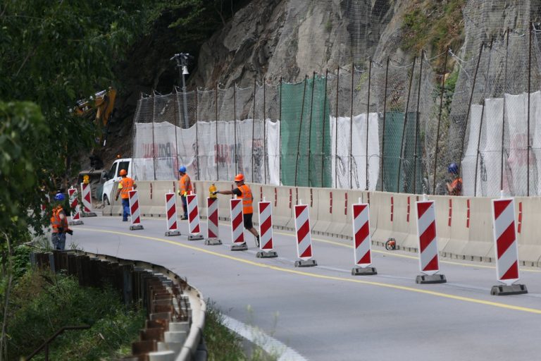 Uzavretá cesta I/18 pod Strečnom pre sanáciu skalného brala