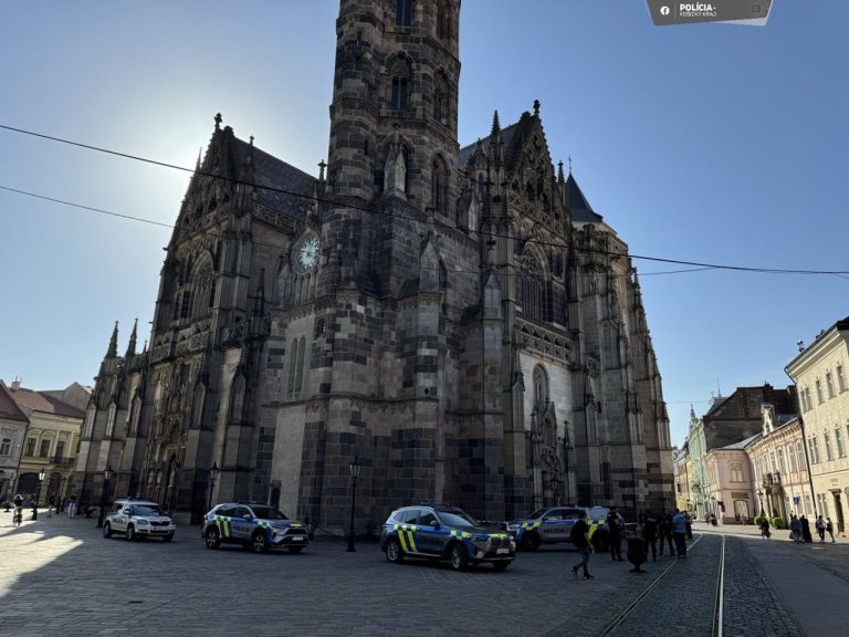 Polícia pre bombové vyhrážky prehľadáva košický Dóm sv. Alžbety