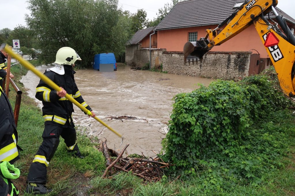 Na Záhradnej ulici v Skalici sa vylial z koryta Zlatnícky potok