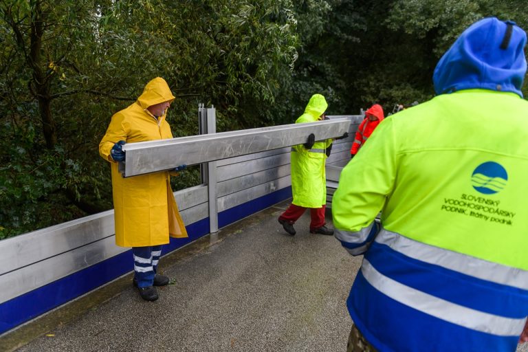 stavanie protipovodňovej hrádze v Devíne