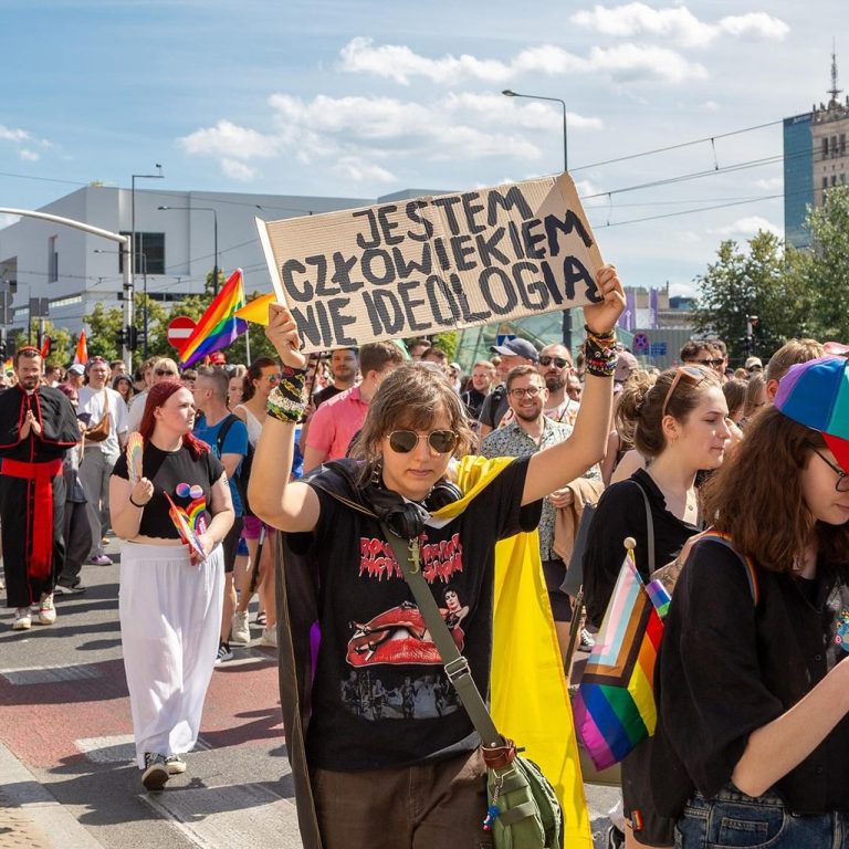 Záber z pochodu Parada Rownosci v Poľsku