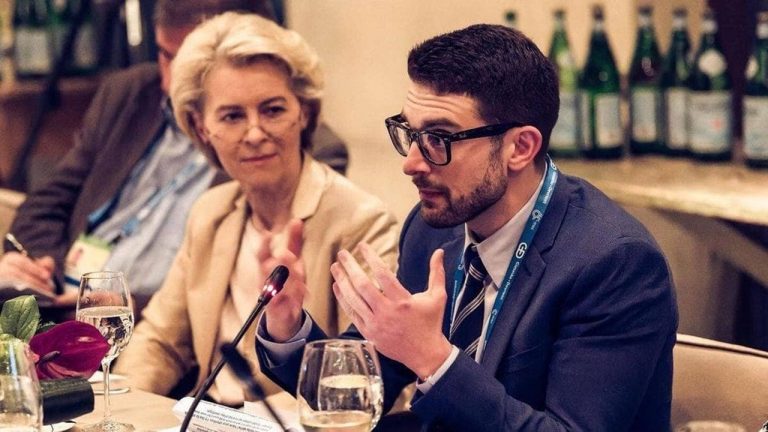 Na snímke Alex Soros a v pozadí predsedníčka Európskej komisie Ursula von der Leyenová