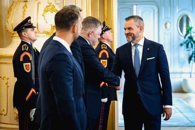 Na snímke prezident Peter Pellegrini víta v Prezidentskom paláci predsedov strán vládnej koalície