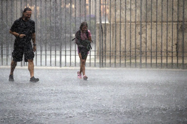 V Ríme vyčíňala búrka s prívalovým dažďom, poškodila aj Konštantínov oblúk