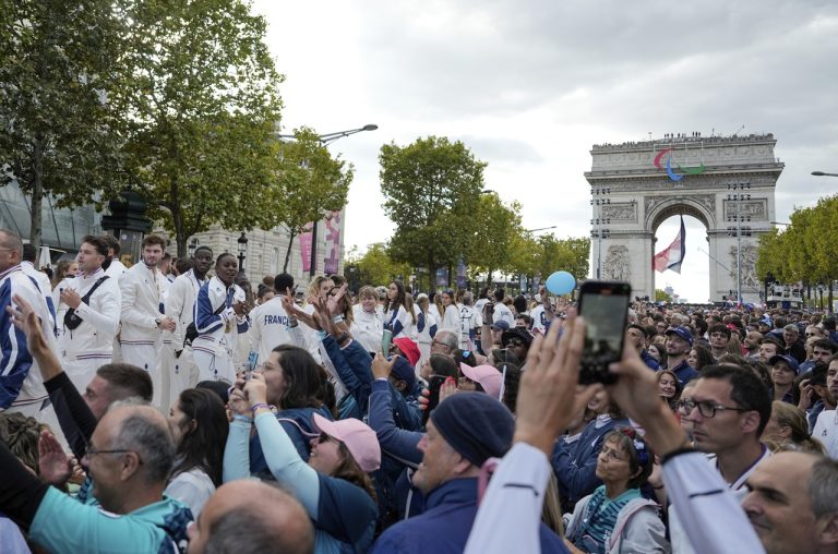 France Celebrating Olympics olympijské hry Paríž rozlúčka