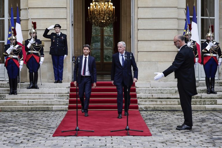 Nový francúzsky premiér Michel Barnier si prevzal svoj úrad