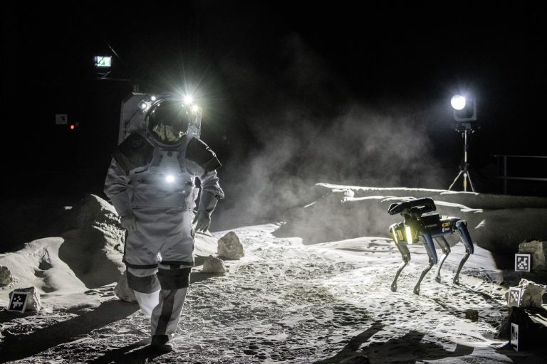 Európski astronauti trénujú na misie na Mesiac v lunárnom simulátore