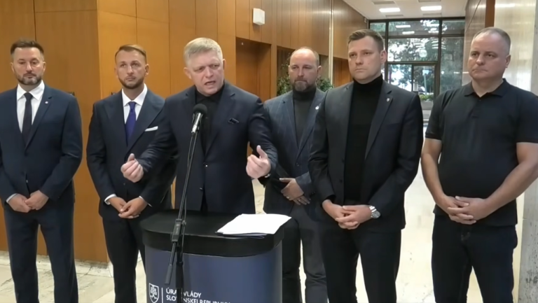 Snímka z krátkej tlačovky pred rokovaním vlády, v strede premiér Robert Fico(SMER-SSD)