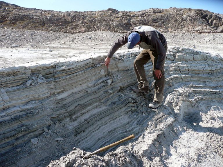 doktorand skúma sedimenty v Grónsku