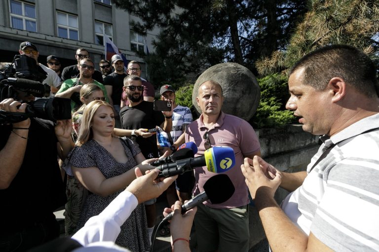 Protest nespokojných policajtov pred MV SR v Bratislave