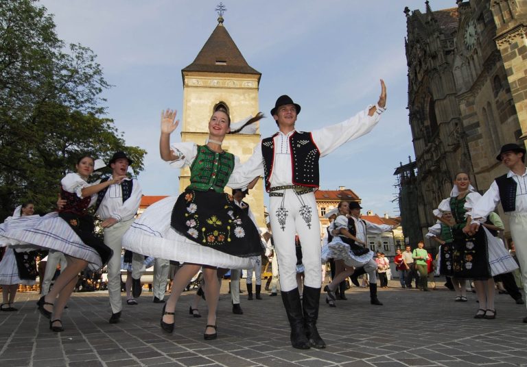 Folklórny súbor Zemplín Michalovce sprievod