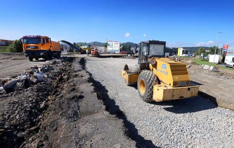 práce na výstavbe kruhovej križovatky na Rákoši vo Zvolene