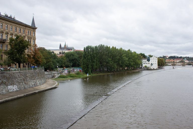 stúpajúca hladina rieky Vltava v Prahe