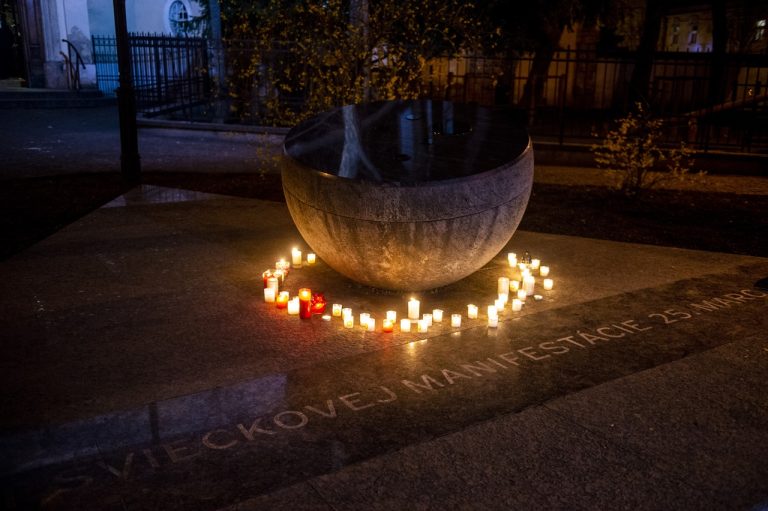 pamätník Sviečkovej manifestácie