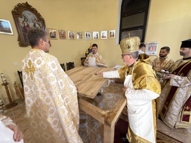 Vladyka Cyril Vasiľ posvätil nový prestol v Cejkove